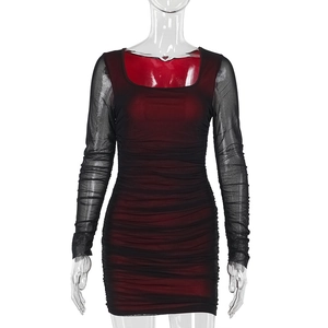 Détail de la robe courte en maille dégradé rouge et noir avec manches longues froncées