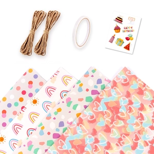 Set de papel de regalo con corazones arcoíris y terrazo con cordel cinta y pegatinas pack