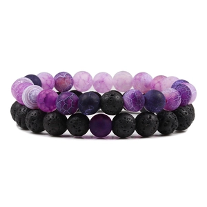 Bracelets de perles en pierre de lave et agate violette pour couples sur fond blanc