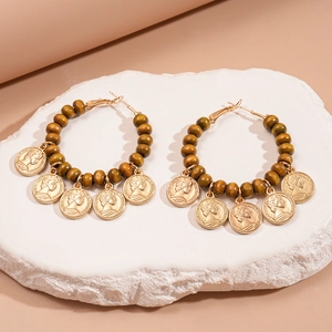 Boucles d'oreilles bohèmes en perles de bois avec pendentifs pièces dorées sur pierre