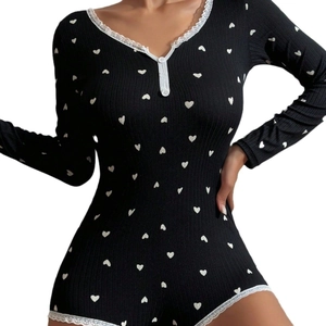 Combinaison pyjama noire à manches longues avec imprimé cœurs et bordure dentelle