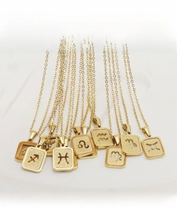 Détail de pendentifs du zodiaque carrés ajourés en acier inoxydable plaqué or 18 carats
