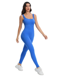 Gros plan sur le combishort en tricot côtelé bleu cobalt sans couture pour le yoga et le sport