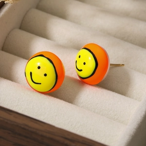 Boucles d'oreilles poisson-clown dorées à l'or fin avec émail orange sur écrin velours