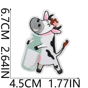 Dettaglio di toppa ricamata a mucca con dimensioni di 6,7 cm x 4,5 cm su sfondo bianco