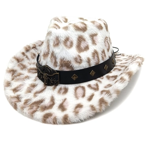 Chapeau de cowboy léopard en fausse fourrure avec clous en métal et boucle sur bande en cuir