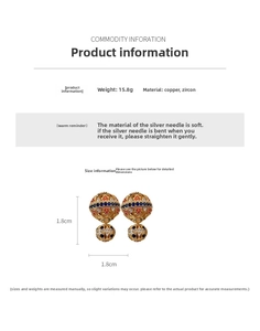 Détail des boucles d'oreilles sphériques dorées avec motifs ajourés et diamètre de 1,8 cm