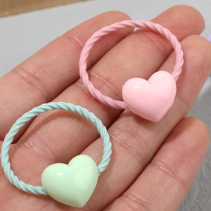 Élastiques à cheveux en résine rose et vert avec cœurs en macaron, vue rapprochée