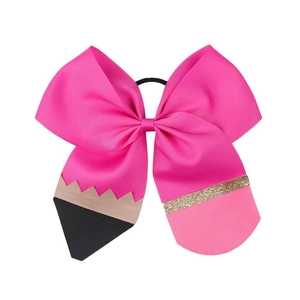 Dettaglio del fiocco per capelli in gros-grain rosa con design creativo a matita