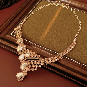 Vue détaillée du collier vintage doré avec cristaux en forme de goutte et pendentif élégant
