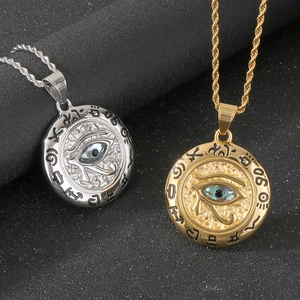 Détail des colliers Œil d'Horus argent et or avec zircons et incrustation de nacre
