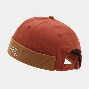 Détail du bonnet docker en coton avec broderie Hello et boucle en métal réglable