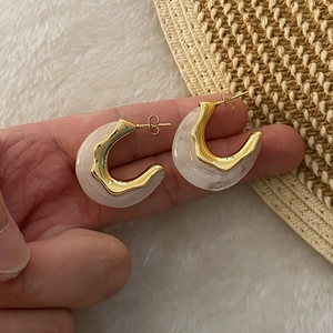 Chic pink resin C-shaped hoop earrings with irregular gold metal trim for women