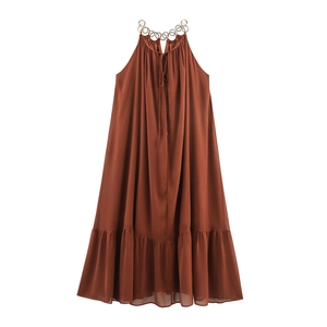 Böhmisches ziegelrotes ärmelloses Neckholder-Maxikleid mit schickem Metallringkragen