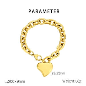 Detailansicht der groben Goldkette mit hohlem Herzanhänger und Knebelverschluss am Armband