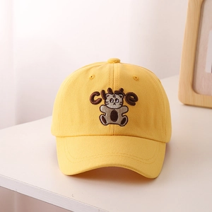 Dettaglio del cappellino giallo in cotone per bambini con tigre e ricamo CUTE