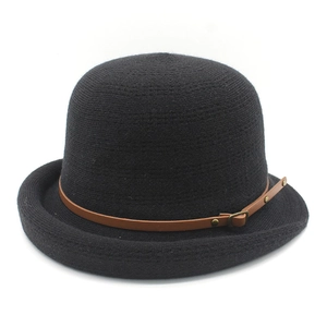Chapeau cloche vintage en laine noire pour femme avec ceinture en cuir marron élégante