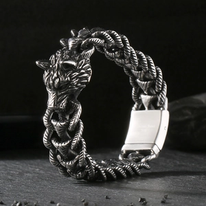 Détails du fermoir en acier inoxydable 316L du bracelet tête de loup style punk