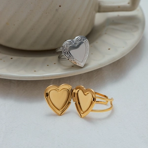 Dettaglio macro dell'anello con medaglione a cuore in oro 18k e incisioni vintage