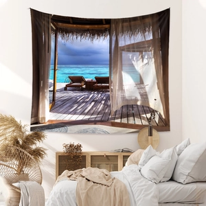 Détail d'une tapisserie vue sur mer suspendue au-dessus d'un lit de chambre