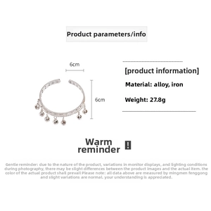 Détail du bracelet ouvert en alliage argenté avec clochettes, diamètre 6cm et 27,8g