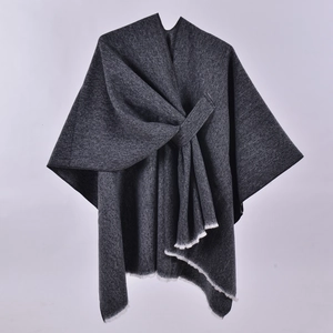 Mantella in maglia grigio scuro con orlo asimmetrico e bordo bianco a contrasto chic