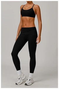 Détail de l'ensemble brassière de sport et legging de yoga noir à taille haute et coutures