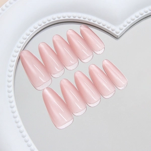 Rosa Katzenauge-Aufdrucknägel mit weißen French Tips auf einem Herzspiegel