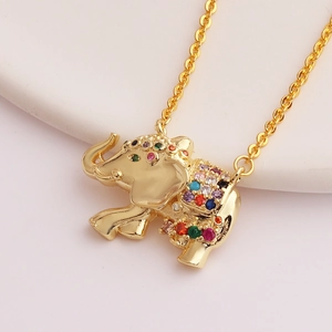 Detail eines goldenen Elefantenanhängers mit bunten Zirkonia an einer Goldkette