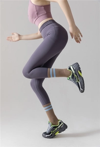 Vue détaillée des chaussettes de yoga rayées antidérapantes sur une athlète active