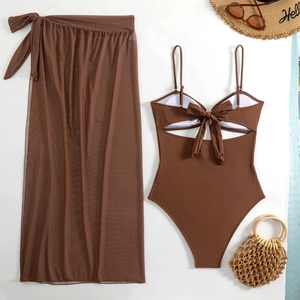 Detail van chocoladebruine bikini set met transparante mesh sarong en strand accessoires