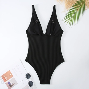Costume da bagno intero a coste nero con scollo a V e spalline regolabili su sfondo bianco