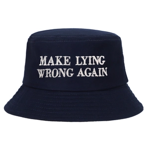 Détail de la broderie MAKE LYING WRONG AGAIN sur le chapeau en coton bleu marine