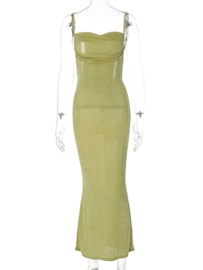 Détail de la robe longue dos nu vert herbe avec col bénitier et coupe ajustée