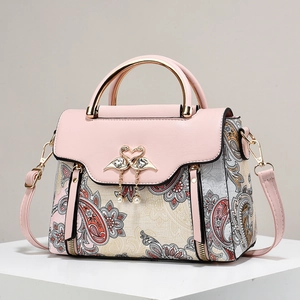 Bolso rosa de piel PU con tela floral, herrajes dorados y borla de perlas suaves