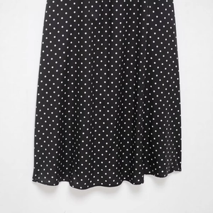 Damen V-Ausschnitt ärmelloses schwarzes Polka-Dot Kleid mit elegantem Faltenwurf