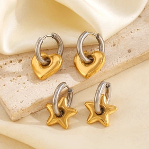 Deux paires de boucles d'oreilles bicolores avec breloques cœur et étoile sur pierre