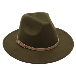 Détail d'un chapeau fedora vert olive avec ruban en cuir kaki et boucle métallique
