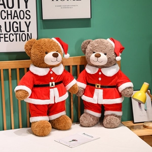 Weihnachtsteddybären in Nikolauskostümen mit roten Mützen auf gemütlichem Hintergrund