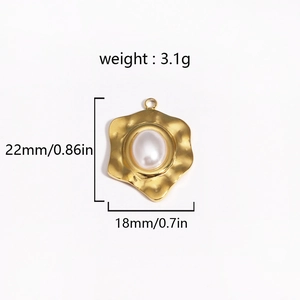 Détail du pendentif cœur vintage doré avec perle incrustée et dimensions du produit