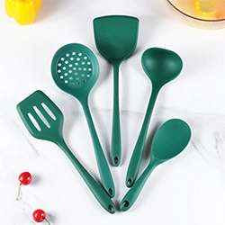 Dettaglio di un set di 5 utensili da cucina in silicone verde resistenti al calore elevato