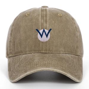 Détail macro de casquette de baseball en coton kaki avec lettre W brodée bleu et blanc