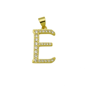 Vue détaillée du pendentif lettre E plaqué or 18 carats avec zircons transparents