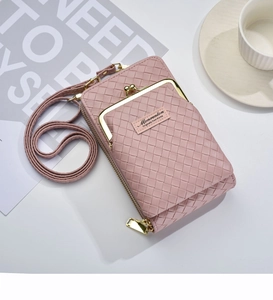 Sac bandoulière rose à texture tissée avec fermoir en métal doré et longue bandoulière
