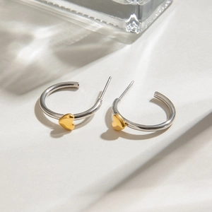 Zweifarbige C-förmige Edelstahl-Ohrringe mit 18k Gold Herz-Detail in Silber-Gold