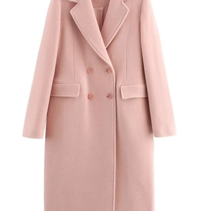 Cappotto lungo in lana rosa a doppiopetto con collo a revers in esposizione piatta