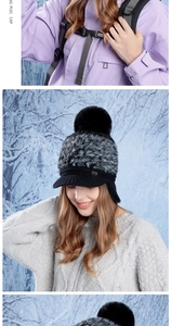 Gros plan sur bonnet d'hiver en tricot avec grand pompon et cache-oreilles chaud