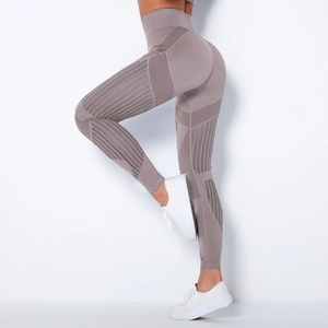 Detaillierte Textur der nahtlosen High-Waist-Yoga-Leggings mit atmungsaktiven Mesh-Einsätzen