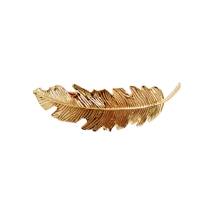 Elegant gold metal feather hair clip with detailed bionic texture in a vintage style
