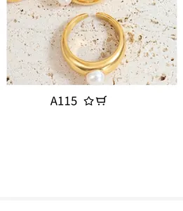 Detail eines minimalistischen vergoldeten Rings mit weißer Perle auf einem Steinhintergrund